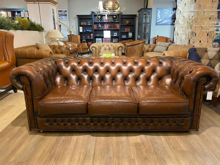 Engelse Chesterfield 3 Zits bank Winchester Antiek bruin, Antiek en Kunst, Antiek | Meubels | Stoelen en Sofa's, Ophalen of Verzenden