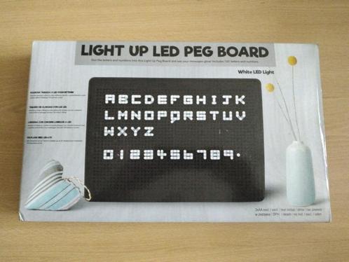 Tableau d'affichage Light Up Led PEG Board comme neuf, Diversen, Bureau-accessoires, Zo goed als nieuw, Ophalen of Verzenden
