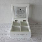 Riverdale witte, houten theedoos met tekst op deksel, Huis en Inrichting, Ophalen of Verzenden, Zo goed als nieuw, Overige materialen