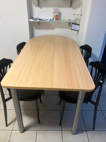 Keukentafel met 4 stoelen beschikbaar voor biedingen