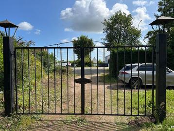 Klassieke metalen poort beschikbaar voor biedingen