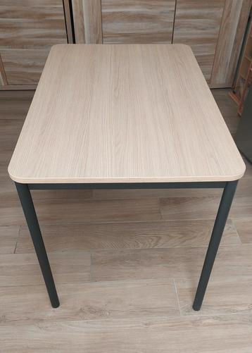 Tafel in nieuwe staat. beschikbaar voor biedingen