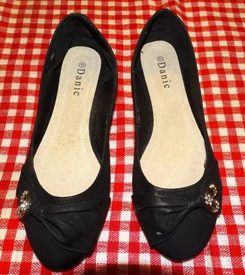 Chaussures ballerine à talon plat de couleur noir, beschikbaar voor biedingen