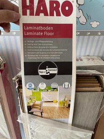 Grijze kliklaminaatvloer beschikbaar voor biedingen