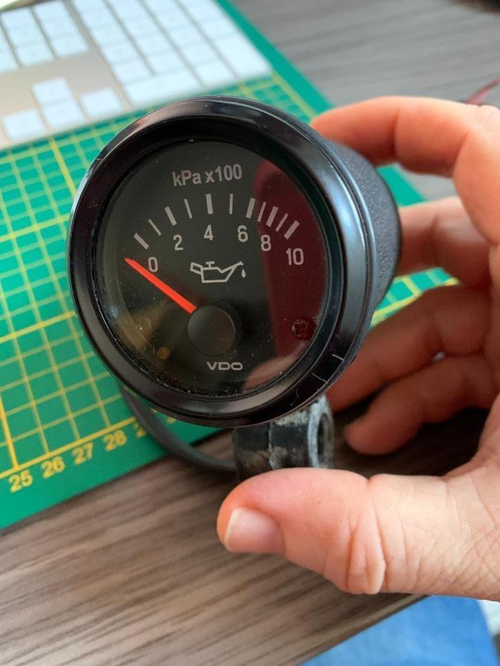 Oude VDO oliedruk meter 12v 52mm met houder., Auto-onderdelen, Dashboard en Schakelaars, Alfa Romeo, Amerikaanse onderdelen, Audi