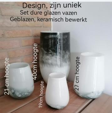 Set van 4 speciale glazen design vazen  beschikbaar voor biedingen