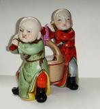 Leuk Porseleinen beeld van twee Chinese jongen waterdragers., Ophalen of Verzenden