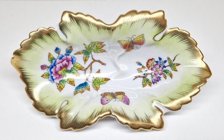 Herend Hongarije bladvormig schaaltje Queen Victoria decor., Antiek en Kunst, Antiek | Porselein, Ophalen of Verzenden
