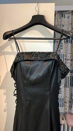 Nog nieuwe satijnen zwarte lange avond jurk, Kleding | Dames, Ophalen, Zo goed als nieuw, Maat 38/40 (M)