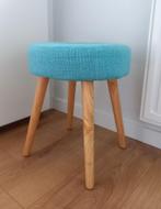 TRENDY KRUKJE MET HOUTEN POTEN, Huis en Inrichting, Krukjes, Ophalen, Gebruikt
