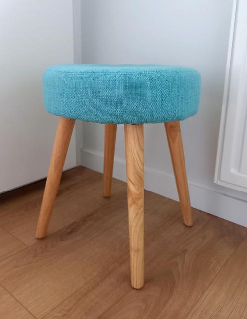 TRENDY KRUKJE MET HOUTEN POTEN, Huis en Inrichting, Krukjes, Gebruikt, Ophalen