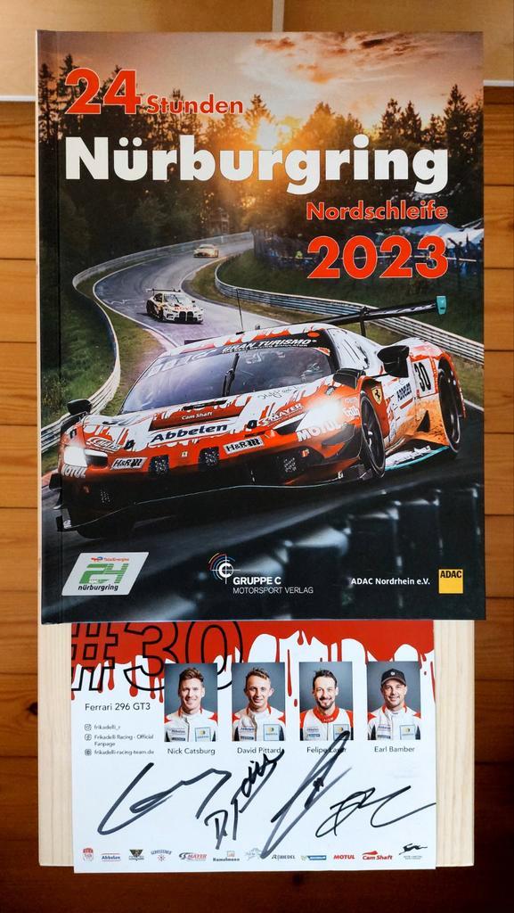 24 uur Nürburgring 2023: jaarboek + gesigneerde rijderskaart, Boeken, Sportboeken, Nieuw, Overige sporten, Ophalen of Verzenden