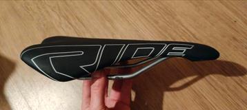 Fietszadel in nieuwstaat. beschikbaar voor biedingen