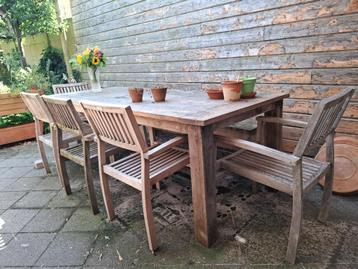 Teak tuintafel met stoelen beschikbaar voor biedingen