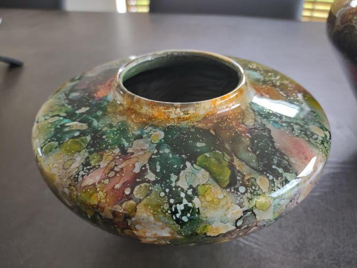 2 handgeschilderde glazen vazen (zie foto's & omschrijving), Antiek en Kunst, Antiek | Glaswerk en Kristal, Ophalen