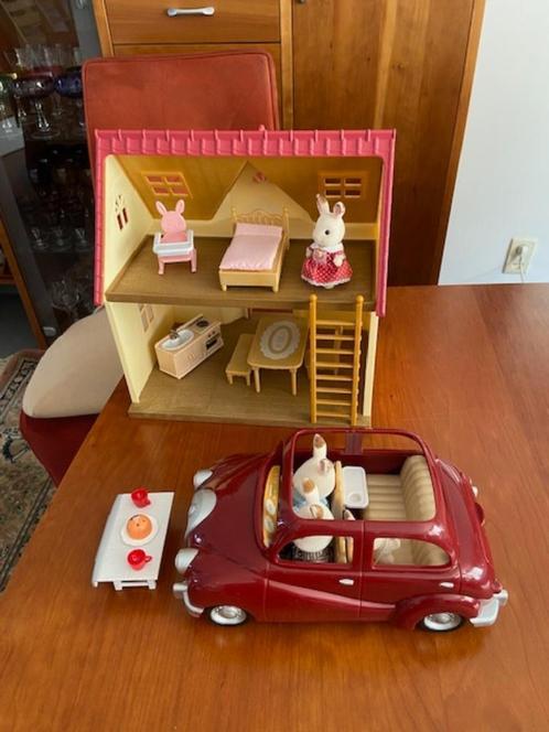 Sylvanian Cozy Cottage Maison 5242 et voiture rouge familial, Enfants & Bébés, Jouets | Maisons de poupées, Maison de poupées