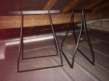2 zwarte metalen schragen beschikbaar voor biedingen