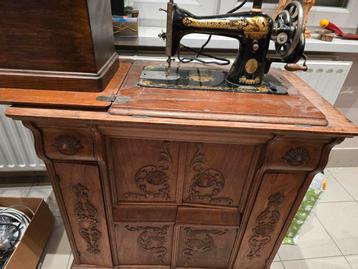 Singer antieke naaimachine in luxe kast beschikbaar voor biedingen