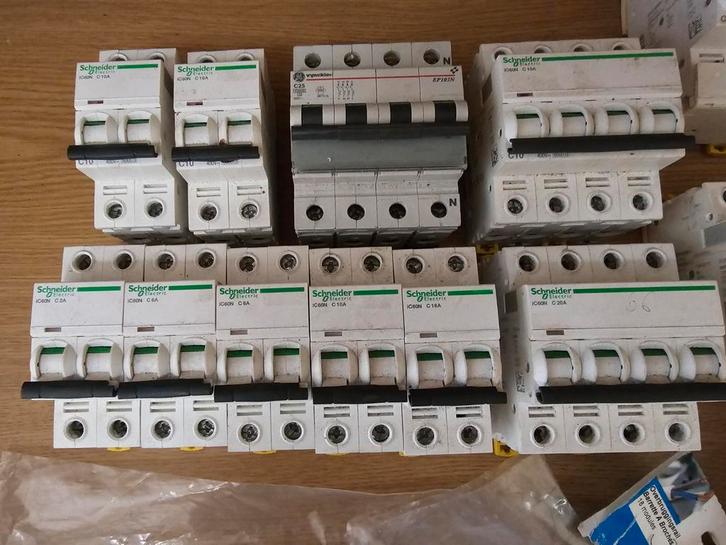 Schneider sokkel automaten/zekering&diffrenceel, Hobby en Vrije tijd, Elektronica-componenten, Gebruikt, Ophalen