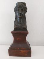Buste féminin en bronze sur socle en bois, H 22 cm, L 10 cm, Antiquités & Art, Bronze, Enlèvement ou Envoi