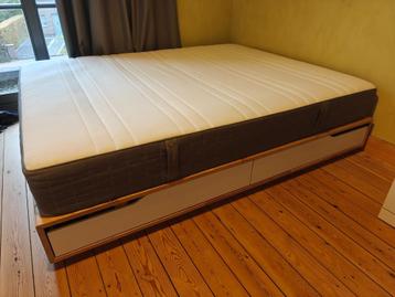 Tweepersoonsbed + matras beschikbaar voor biedingen