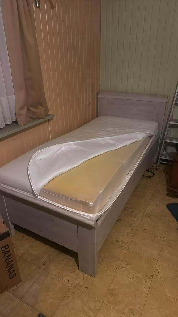 1 persoonsbed met elektrische lattenbodem, Huis en Inrichting, Slaapkamer | Complete slaapkamers, Zo goed als nieuw, Eenpersoons