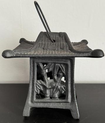 Oude Japanse pagodelantaarn beschikbaar voor biedingen