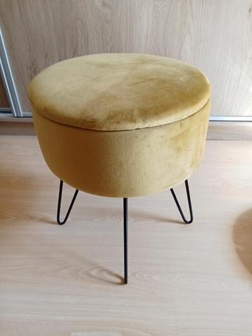 Moderne okerkleurige kruk  beschikbaar voor biedingen