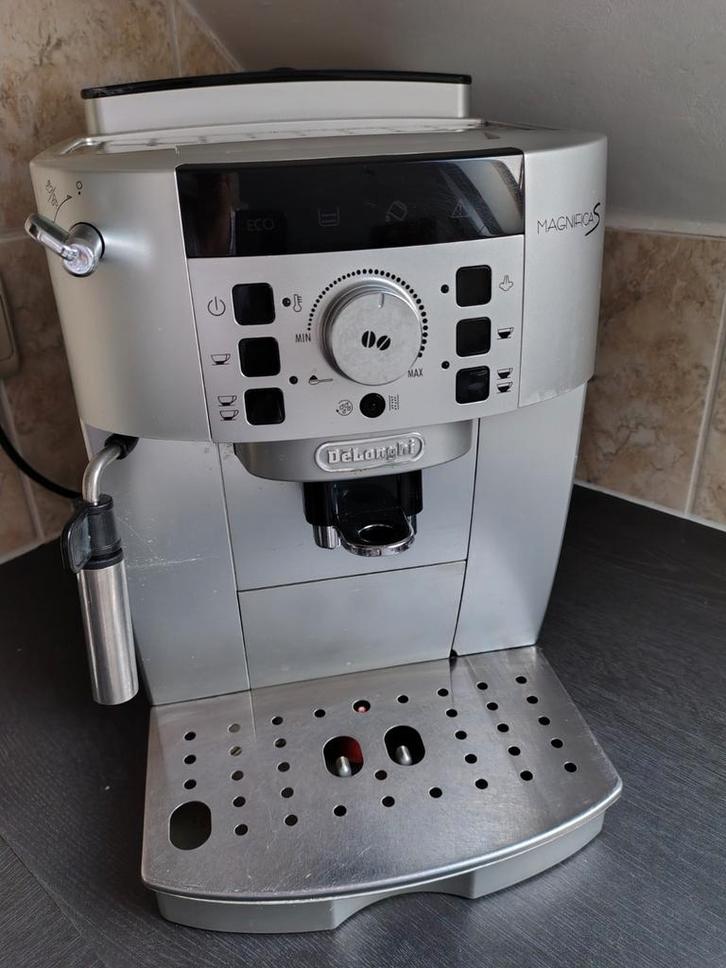 De'Longhi Magnifica S koffiezetapparaat, Elektronische apparatuur, Koffiezetapparaten, Gebruikt, Gemalen koffie, Koffiebonen, Combi