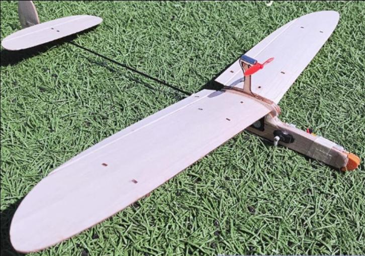 Jonathan 790mm 35g Balsa| COMPLETE KIT excl.ontvanger |NIEUW, Hobby en Vrije tijd, Modelbouw | Radiografisch | Vliegtuigen, Nieuw