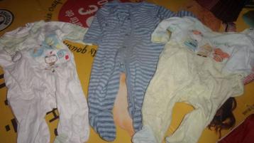 Babykleding van 3 maanden oud beschikbaar voor biedingen