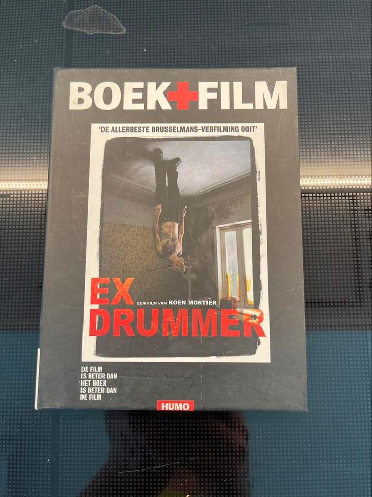 Ex Drummer van Koen Mortier DVD EN BOEK, Boeken, Detectives, Zo goed als nieuw, Ophalen of Verzenden