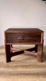 Nachtkastje van massief Notenhout, Huis en Inrichting, Slaapkamer | Nachtkastjes, Ophalen, Minder dan 45 cm, Nieuw, Minder dan 55 cm