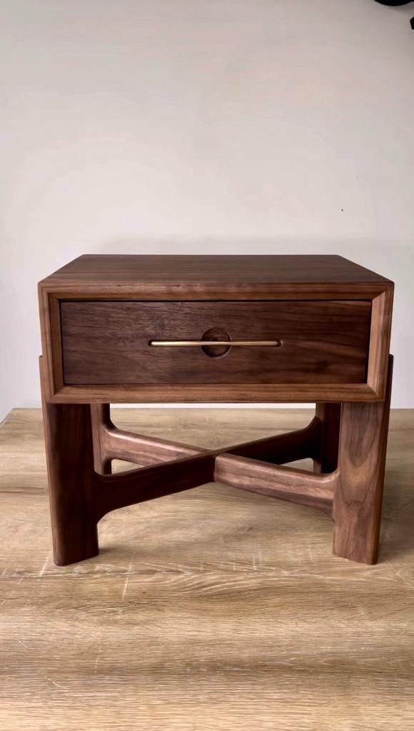 Nachtkastje van massief Notenhout, Huis en Inrichting, Slaapkamer | Nachtkastjes, Nieuw, Minder dan 55 cm, Minder dan 45 cm, Hout