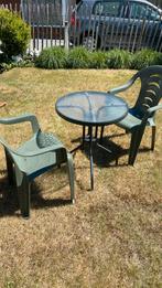Vintage metalen tuintafel met 2 plastiek stapelstoelen, Ophalen, Gebruikt, Overige materialen