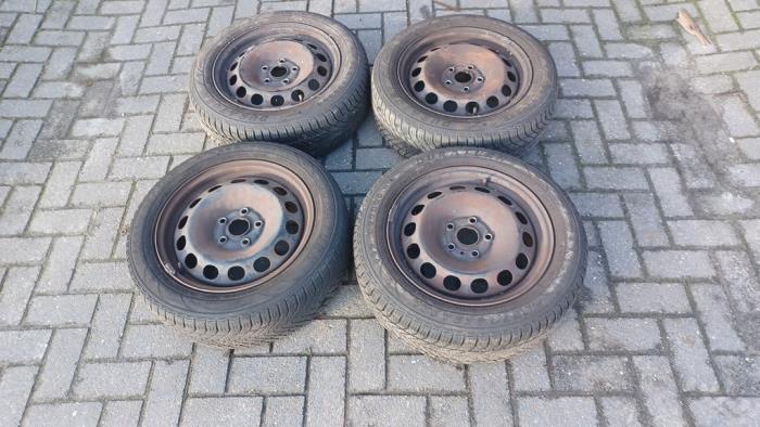 Velgen set + banden van een Volkswagen Touran, Auto-onderdelen, Banden en Velgen, Personenwagen, Gebruikt, 3 maanden garantie