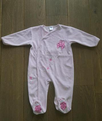 Roze pyjama met voetjes en lange mouwen maat 86