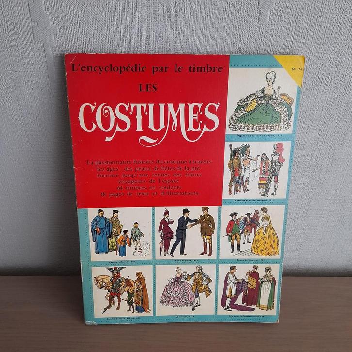 Les Costumes  album.  1961., Boeken, Overige Boeken, Ophalen of Verzenden