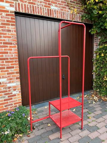 Rood kleding- en schoenenrek beschikbaar voor biedingen