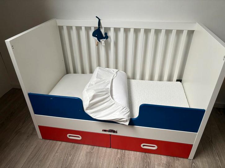 Peuterbed met plaat door schrijnwerker en aerosleep matras, Kinderen en Baby's, Kinderkamer | Bedden, Zo goed als nieuw, Minder dan 140 cm