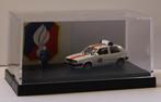 RIJKSWACHT VW GOLF GTi 1/87 PLEXI BOX + FIGUUR, Verzamelen, Verzenden, Rijkswacht, Miniatuur of Beeldje