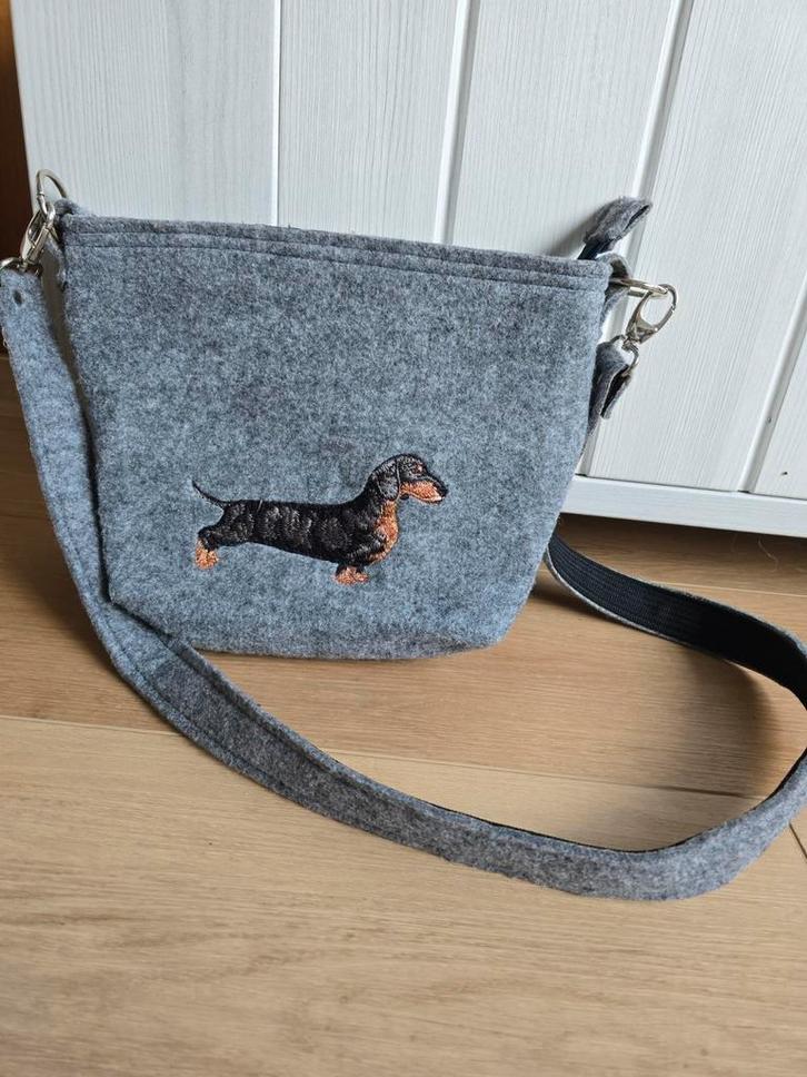 Grijze vilten handtas met Teckel hond op, Bijoux, Sacs & Beauté, Sacs | Sacs Femme, Comme neuf, Sac à main, Gris, Enlèvement ou Envoi