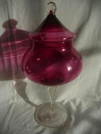 Bonbonnière cristal rouge/rose sur pied avec couvercle, Antiquités & Art, Antiquités | Verre & Cristal, Enlèvement ou Envoi