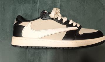 Travis Scott x Air Jordan 1 Low Pale Vanille beschikbaar voor biedingen