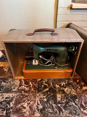 Antieke naaimachine beschikbaar voor biedingen