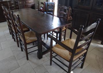 Tafel en stoelen van donker eikenhout beschikbaar voor biedingen