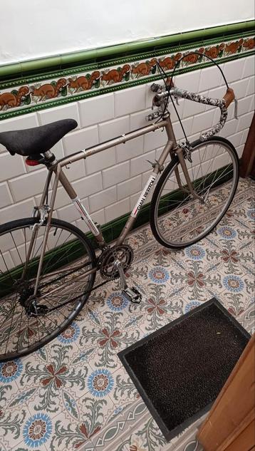 Retro koersfiets beschikbaar voor biedingen