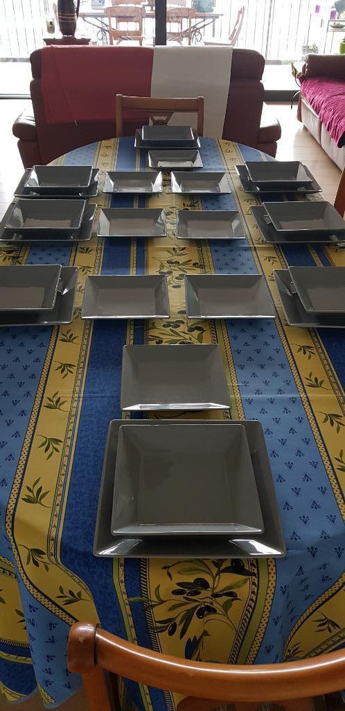 Modern recent eetservies van tweede verblijf voor acht perso, Huis en Inrichting, Keuken | Servies, Gebruikt, Compleet servies