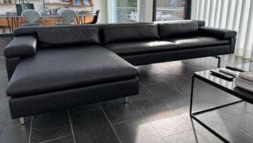 Jori zwarte lederen sofa met chaise longue beschikbaar voor biedingen