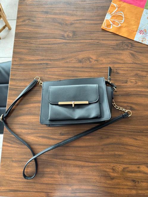 Stijlvolle zwarte handtas met gouden accenten!, Handtassen en Accessoires, Tassen | Damestassen, Nieuw, Handtas, Zwart, Ophalen of Verzenden
